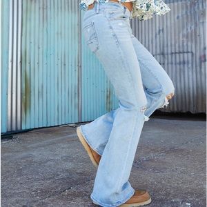 AMERICAN EAGLE NE(X)T LEVEL RIPPED LOW RISE FLARE JEAN